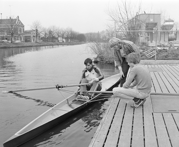 882261 Afbeelding van een roeier in een skiff, bij de roeiaccomodatie aan de Vaartsche Rijn (Verlengde Hoogravenseweg) ...